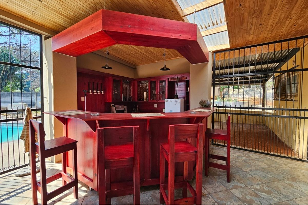 Spacious 3-Bedroom Home with Pool, Entertainment Area, Bachelors Flat and Large Double Garages - Photo 3