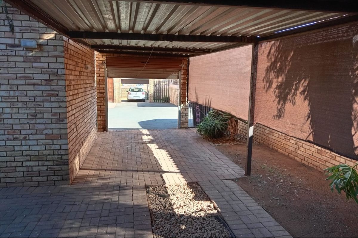 "Modern Townhouse in Prime Greenhills Location Randburg" - Photo 2