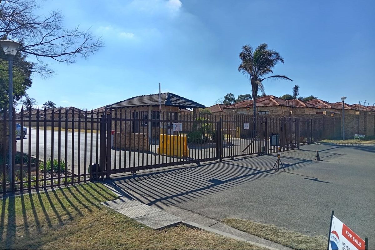 "Modern Townhouse in Prime Greenhills Location Randburg" - Photo 3