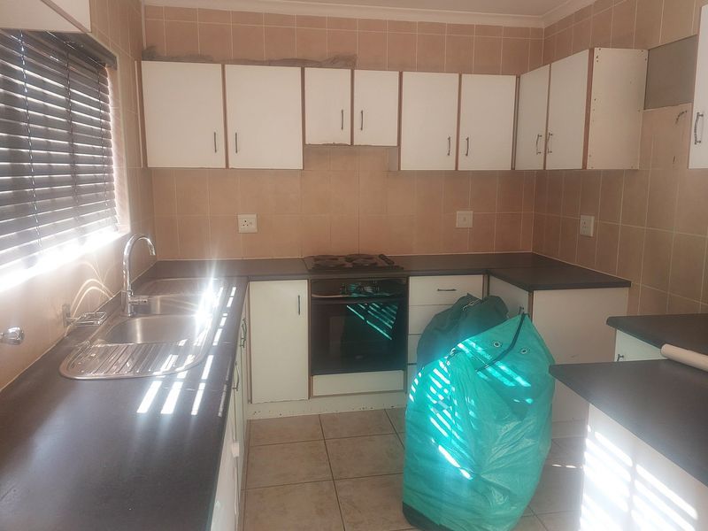 "Elegant 3-Bed Simplex for sale - Photo 8