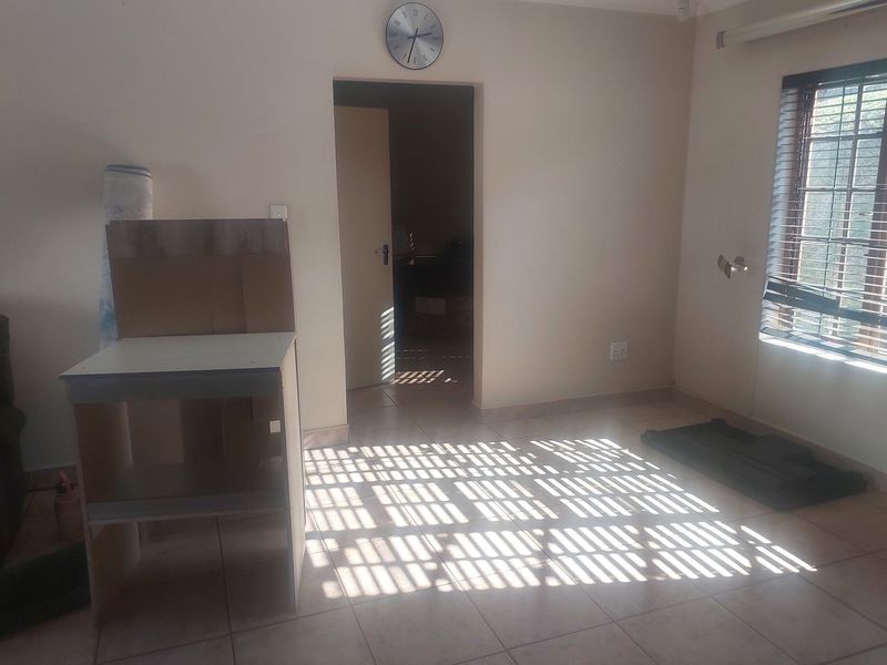 "Elegant 3-Bed Simplex for sale - Photo 10