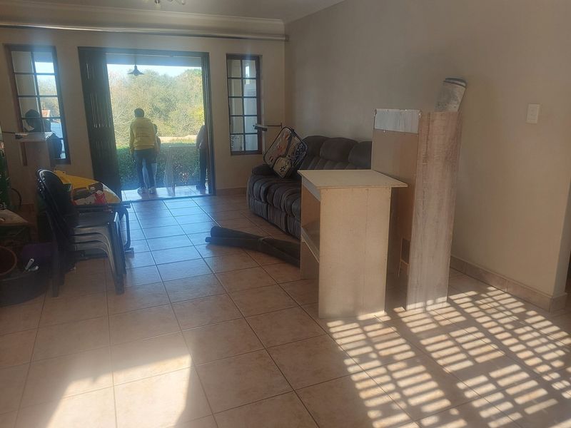 "Elegant 3-Bed Simplex for sale - Photo 5