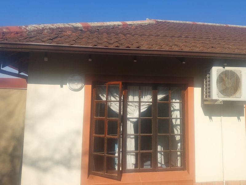 "Elegant 3-Bed Simplex for sale - Photo 3