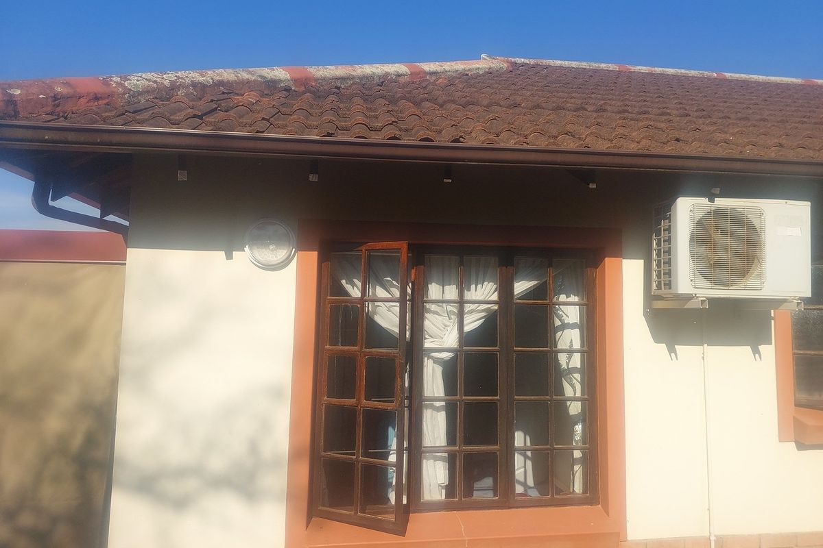 "Elegant 3-Bed Simplex for sale - Photo 3