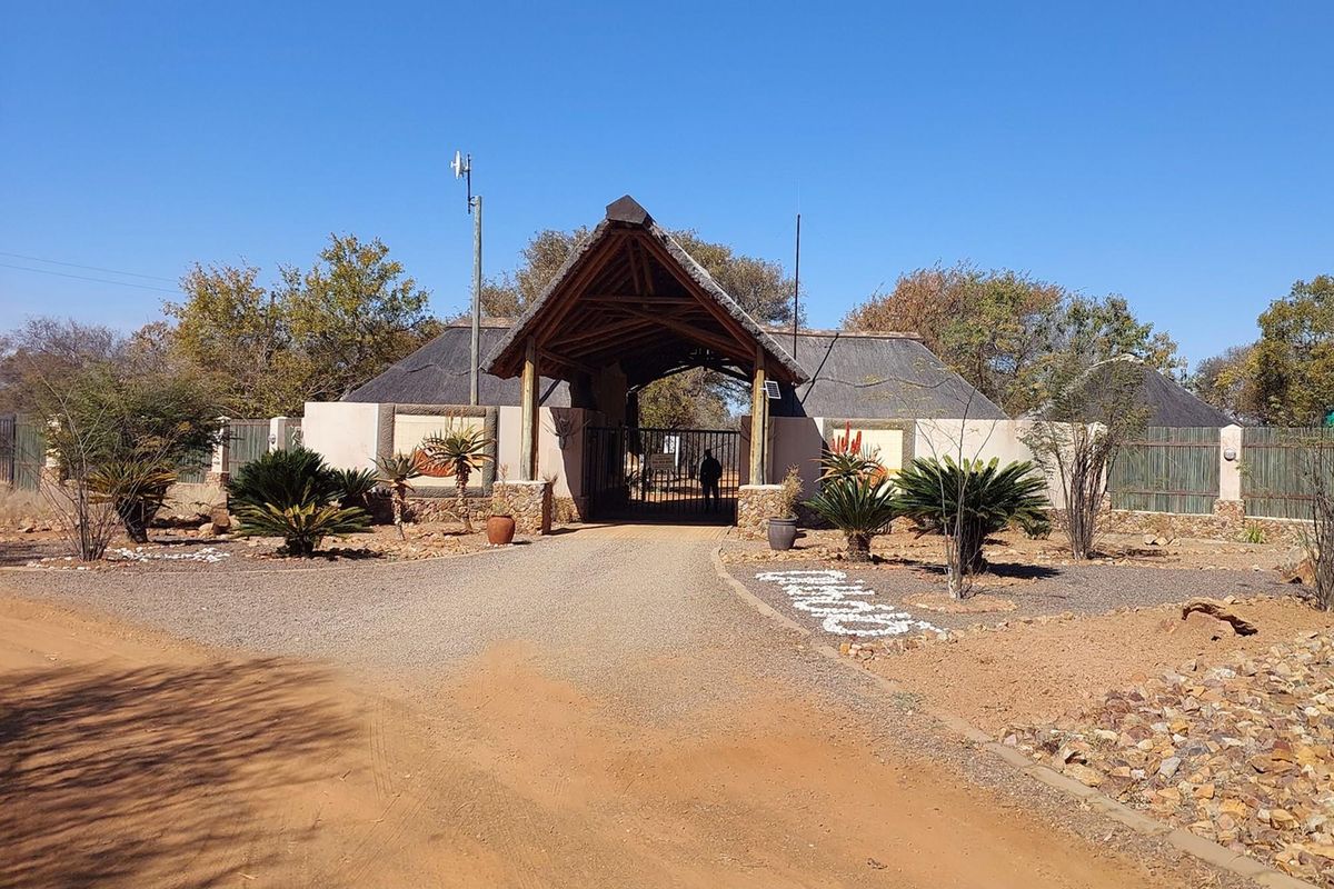 Double deluxe, This property is situated on a 1000ha wildlife estate in the bushveld, Limpopo. - Photo 5