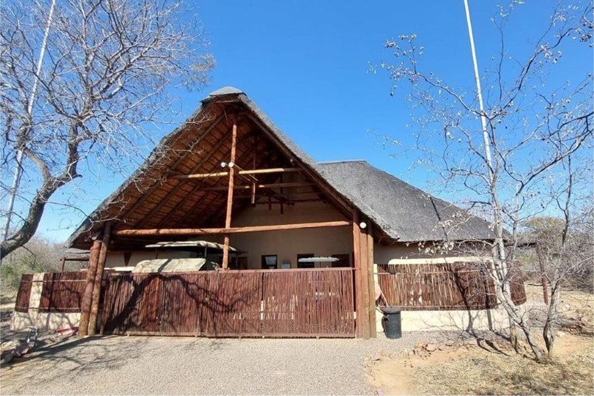 Double deluxe, This property is situated on a 1000ha wildlife estate in the bushveld, Limpopo. - Photo 2