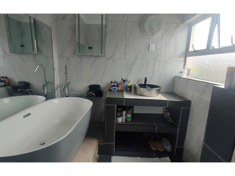 "Ocean View Luxury: 7-Bedroom Beachfront Haven" - Photo 9