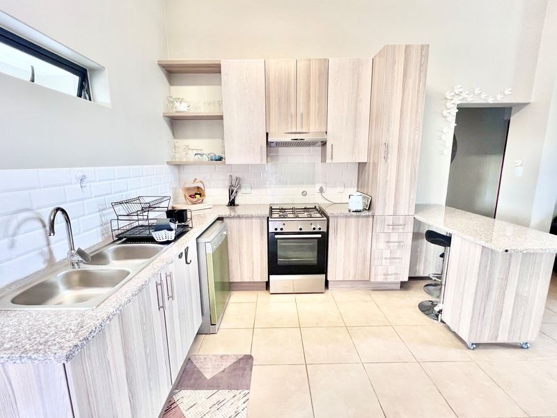 Live or Rent-This Stylish Summerset Apartment Has Space, High Ceilings and  All the Right Features - Photo 4