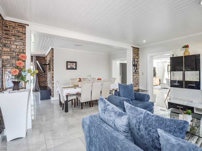 Spacious 6-Bedroom Home with Flatlet or Guest House - Photo 8