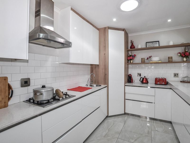 Spacious 6-Bedroom Home with Flatlet or Guest House - Photo 7