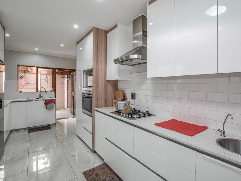 Spacious 6-Bedroom Home with Flatlet or Guest House - Photo 6