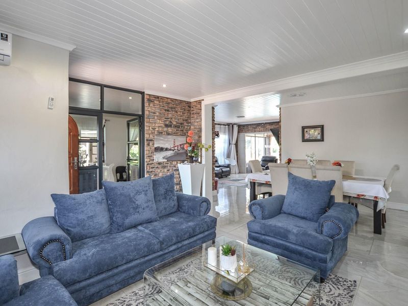 Spacious 6-Bedroom Home with Flatlet or Guest House - Photo 10