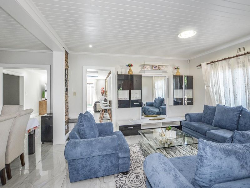 Spacious 6-Bedroom Home with Flatlet or Guest House - Photo 9