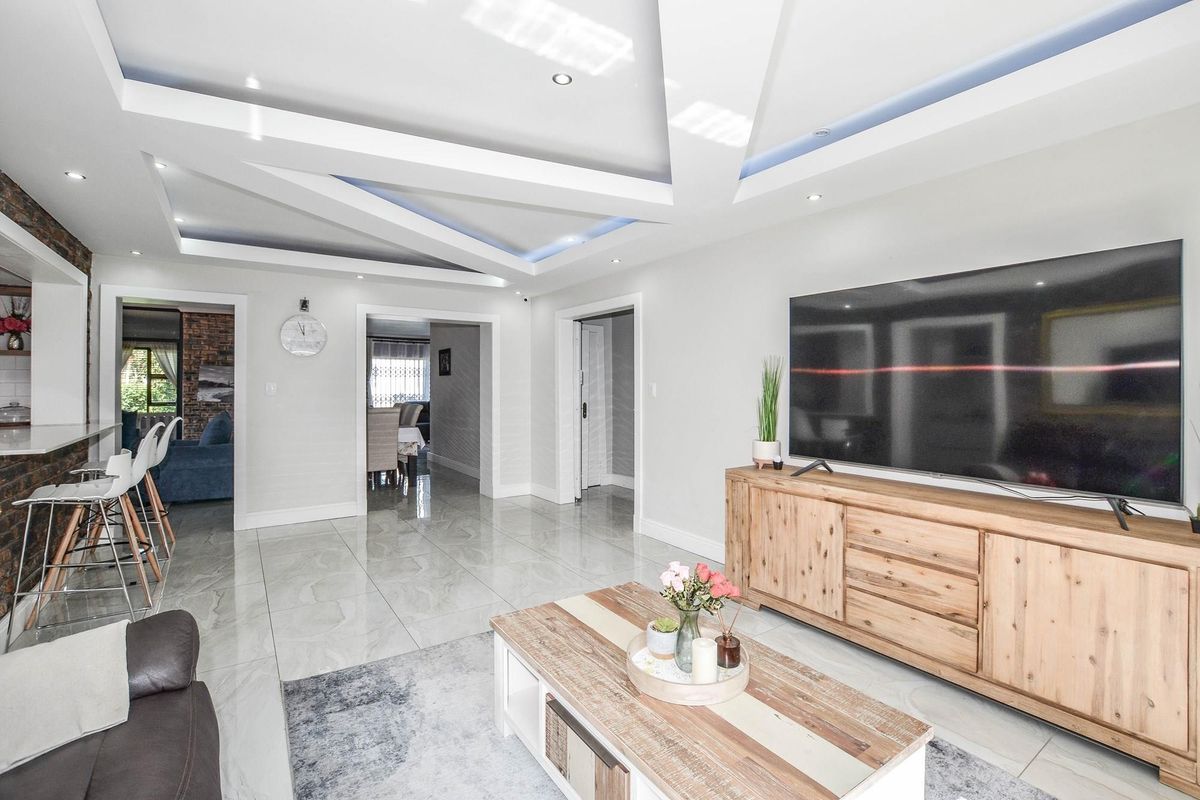 Spacious 6-Bedroom Home with Flatlet or Guest House - Photo 4