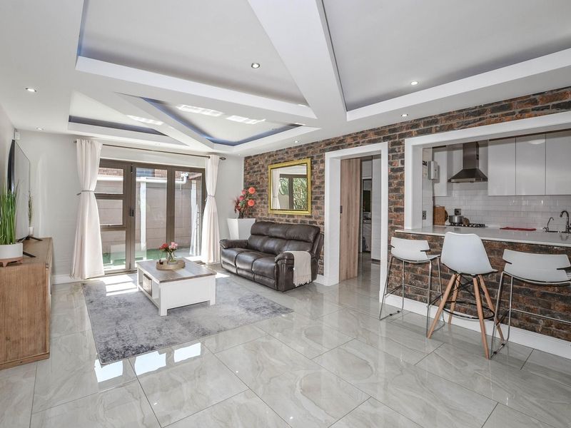 Spacious 6-Bedroom Home with Flatlet or Guest House - Photo 3