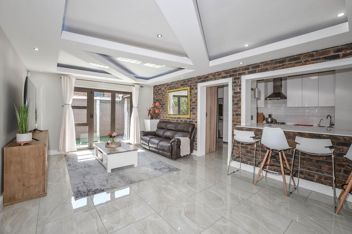 Spacious 6-Bedroom Home with Flatlet or Guest House - Photo 3