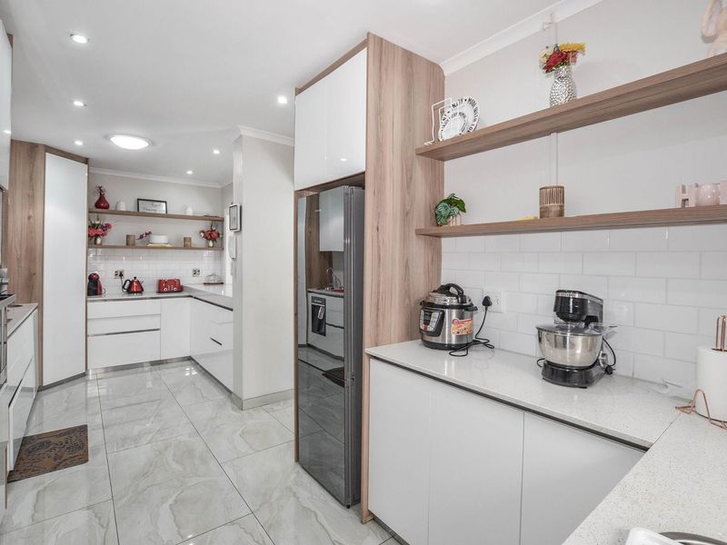 Spacious 6-Bedroom Home with Flatlet or Guest House - Photo 2