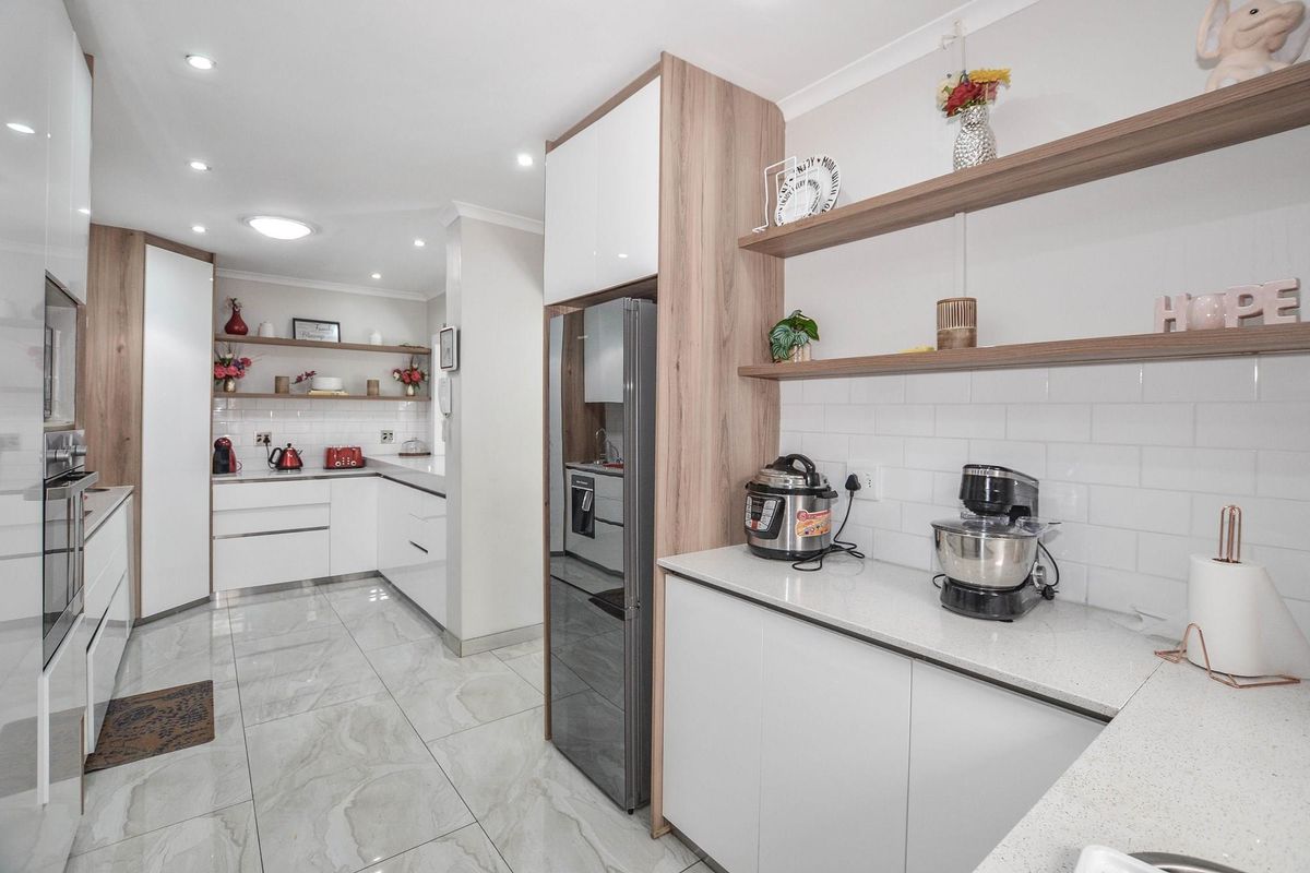 Spacious 6-Bedroom Home with Flatlet or Guest House - Photo 2