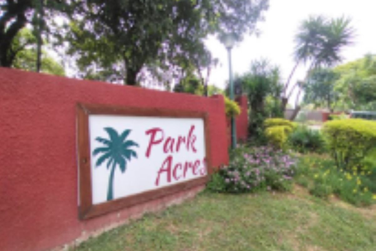 Charming 2-Bed Townhouse in Prime Location - Photo 2