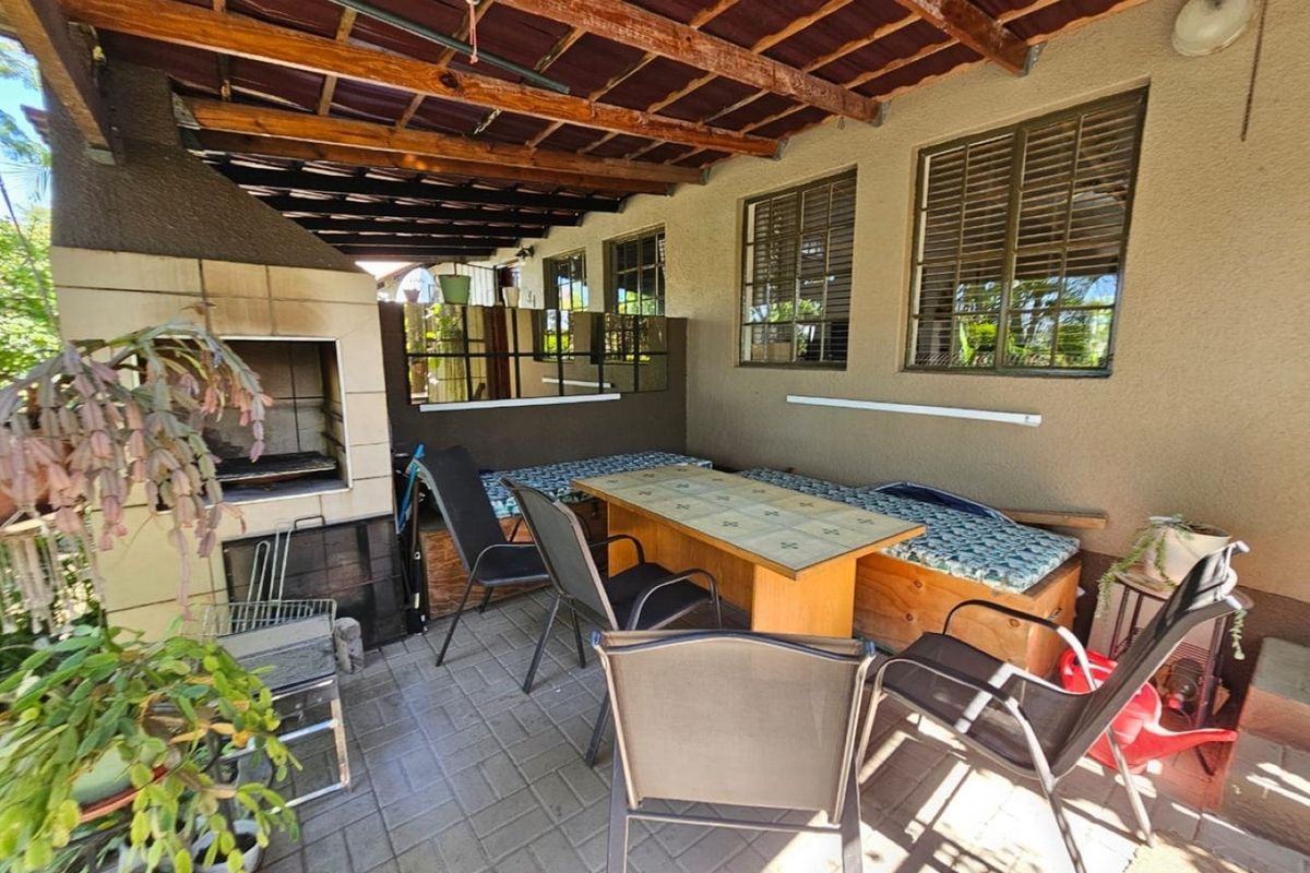 Charming 2-Bed Townhouse in Prime Location - Photo 3