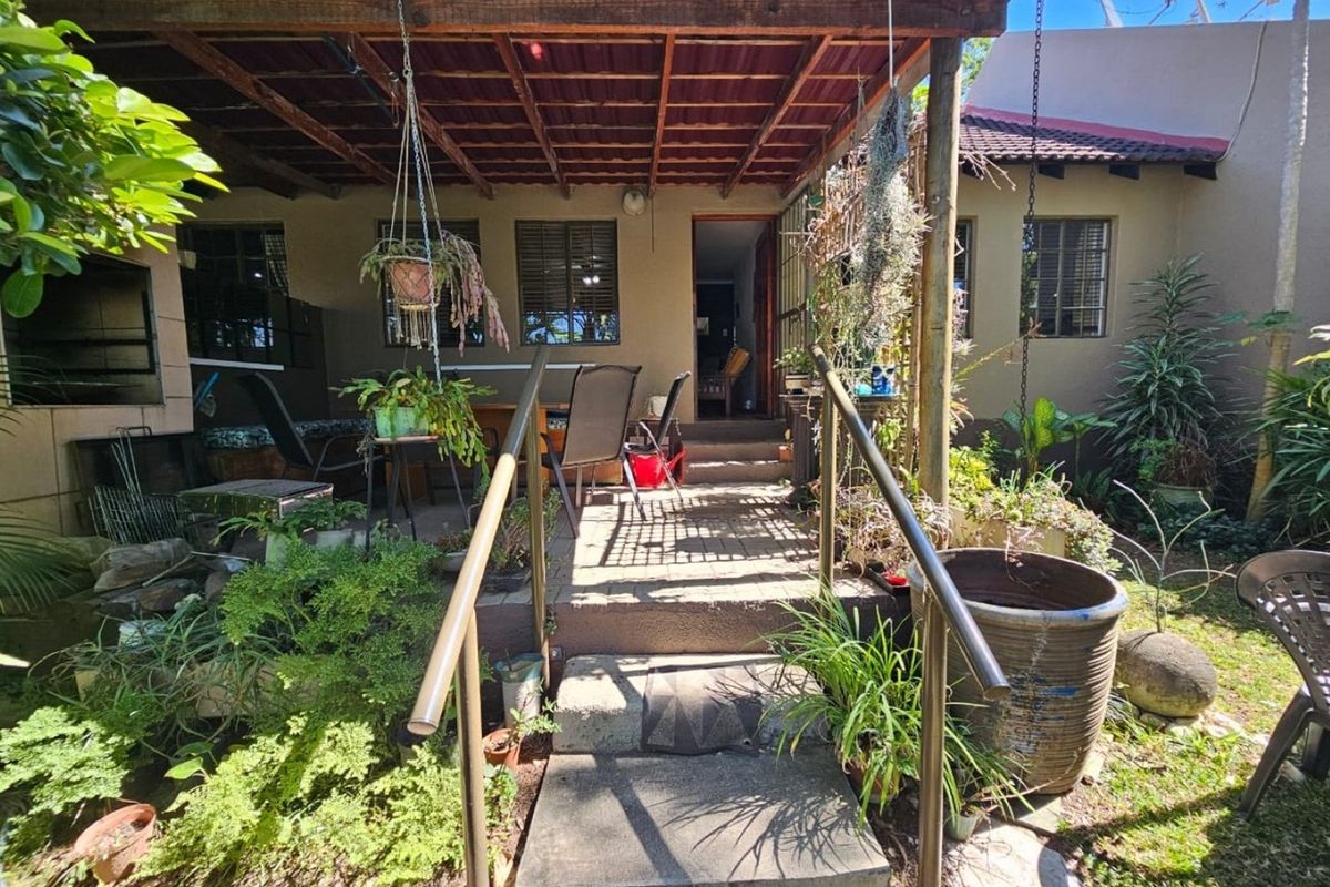 Charming 2-Bed Townhouse in Prime Location - Photo 4