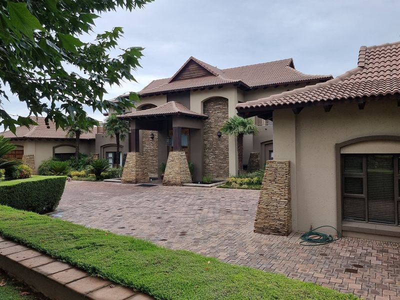 Exceptional and stylish, impressively sized for first class living. The ultimate best! - Photo 3