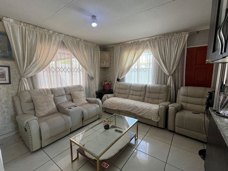 Modern 3-Bedroom Full Title Home in Secure Complex - Photo 6