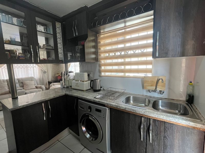 Modern 3-Bedroom Full Title Home in Secure Complex - Photo 5