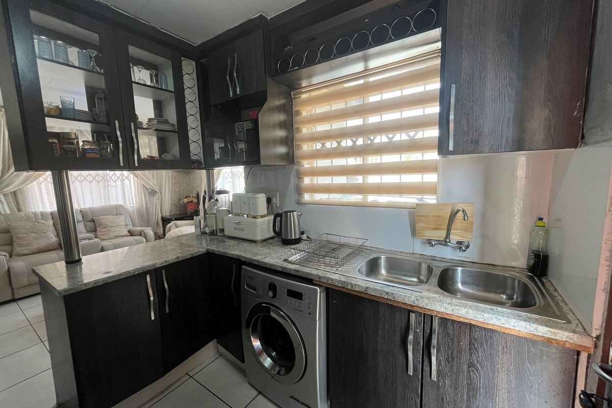 Modern 3-Bedroom Full Title Home in Secure Complex - Photo 5