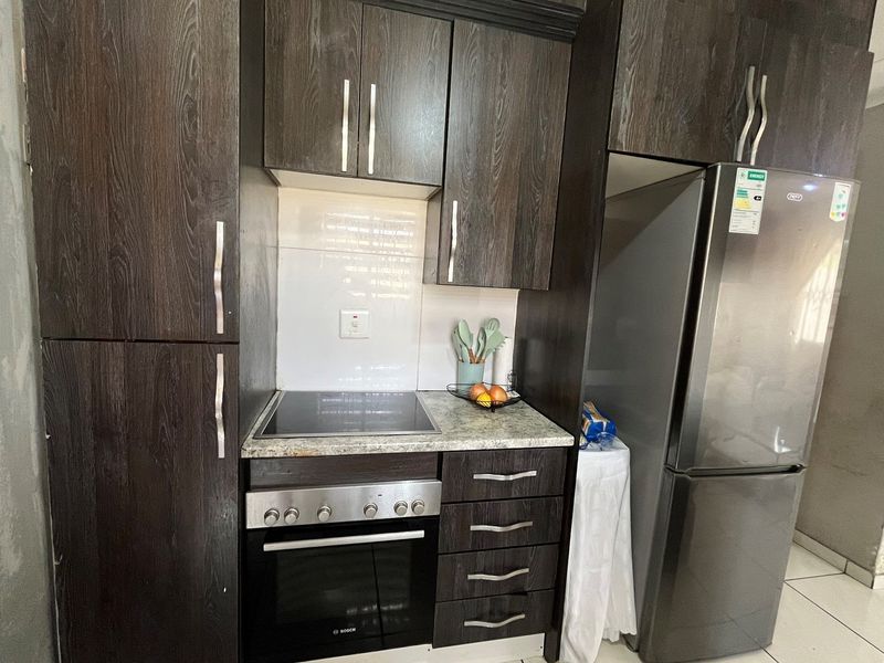 Modern 3-Bedroom Full Title Home in Secure Complex - Photo 4