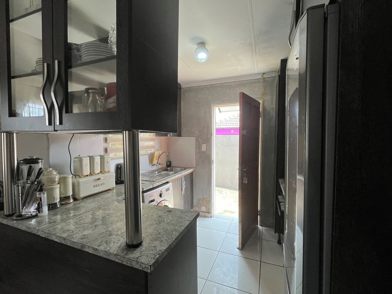 Modern 3-Bedroom Full Title Home in Secure Complex - Photo 3