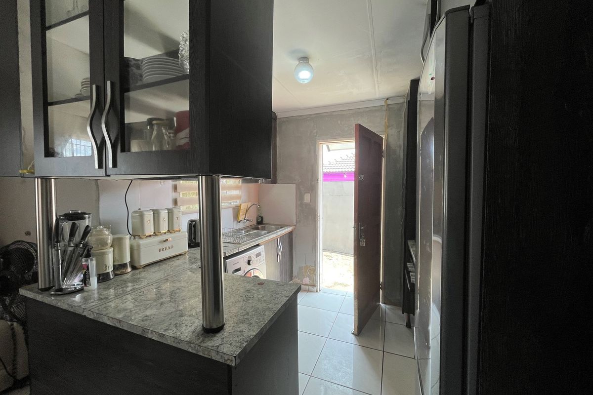 Modern 3-Bedroom Full Title Home in Secure Complex - Photo 3