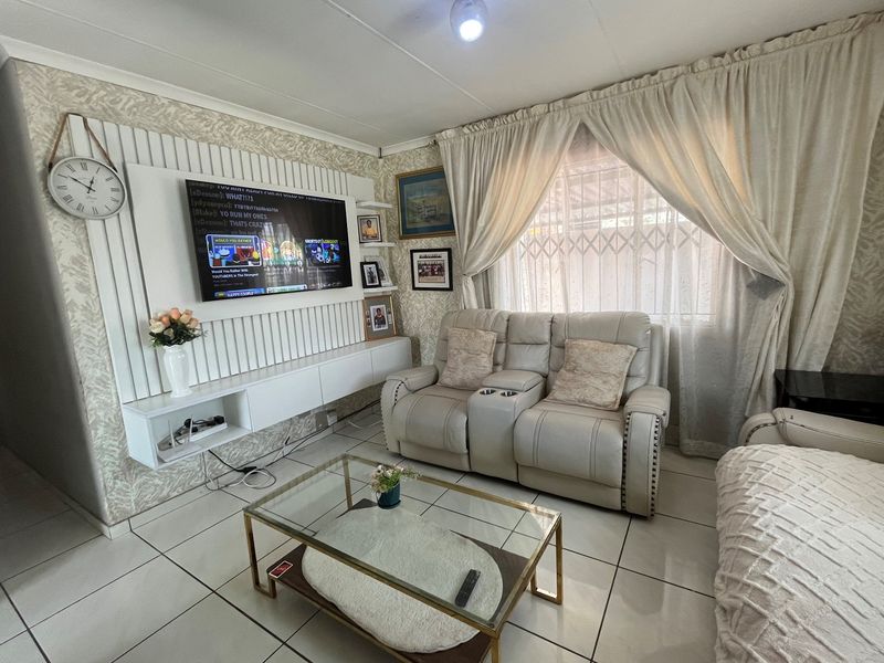 Modern 3-Bedroom Full Title Home in Secure Complex - Photo 7