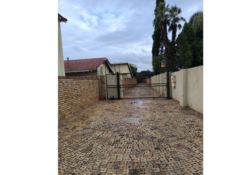 Block of apartments for sale in Flamwood" - Photo 7