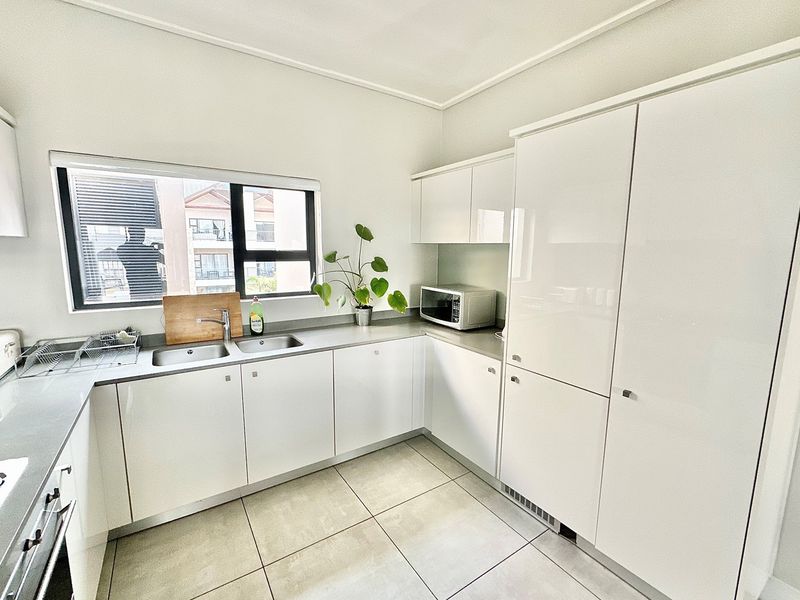 Extravagant 2Bed, 2Bath Penthouse Apartment with a Inverter - FOR SALE in The Polofields, Waterfall - Photo 6