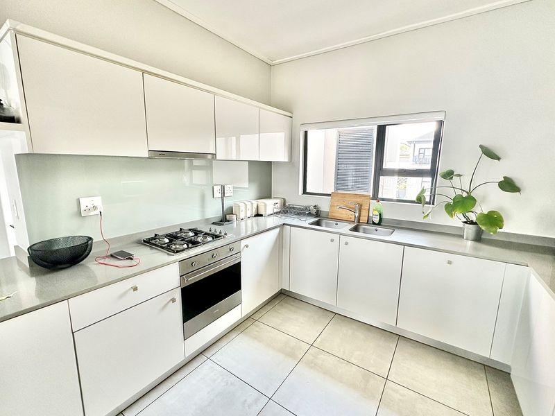 Extravagant 2Bed, 2Bath Penthouse Apartment with a Inverter - FOR SALE in The Polofields, Waterfall - Photo 5