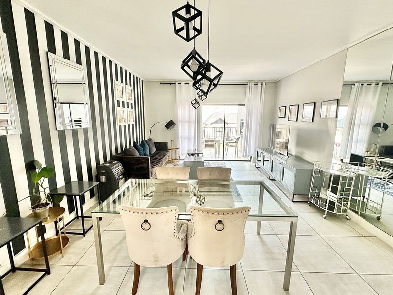 Extravagant 2Bed, 2Bath Penthouse Apartment with a Inverter - FOR SALE in The Polofields, Waterfall - Photo 3