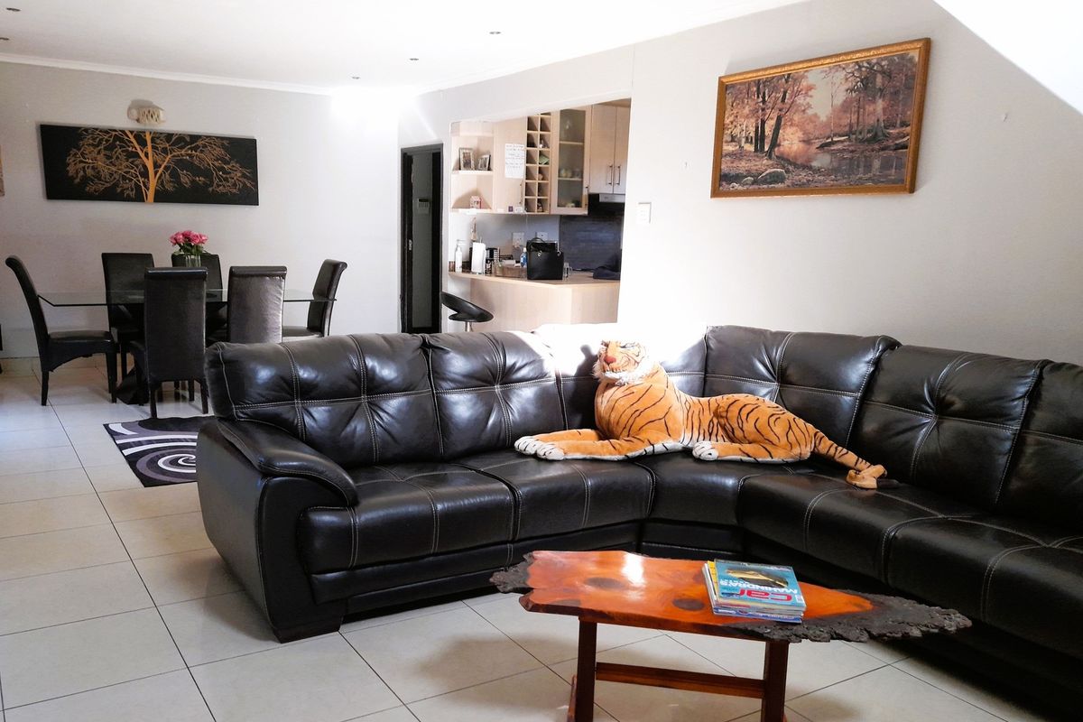 UNDER OFFER - Stylish Family Living with Elevated Entertainment Space | Kamma Heights - Photo 5