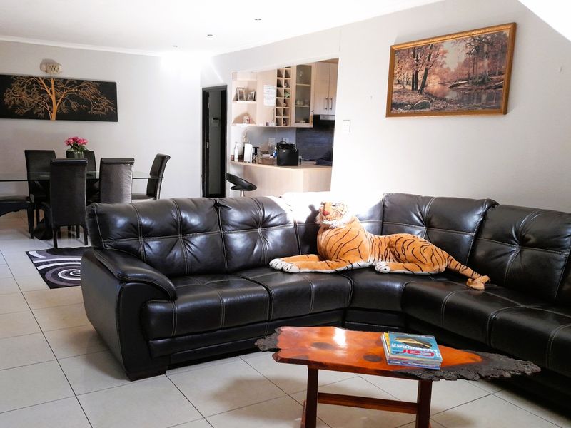 UNDER OFFER - Stylish Family Living with Elevated Entertainment Space | Kamma Heights - Photo 5