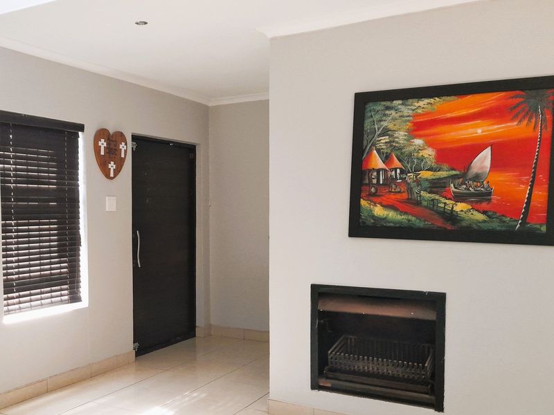 UNDER OFFER - Stylish Family Living with Elevated Entertainment Space | Kamma Heights - Photo 4