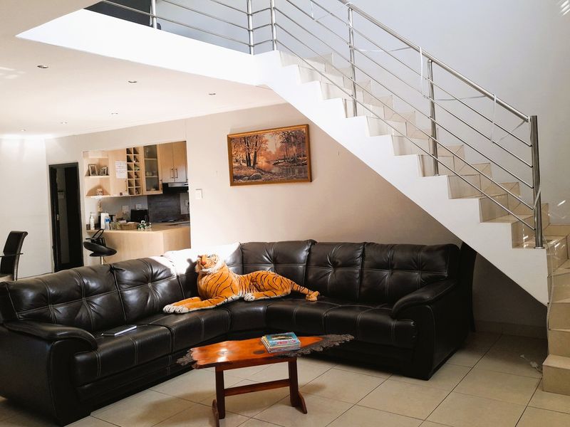 UNDER OFFER - Stylish Family Living with Elevated Entertainment Space | Kamma Heights - Photo 2