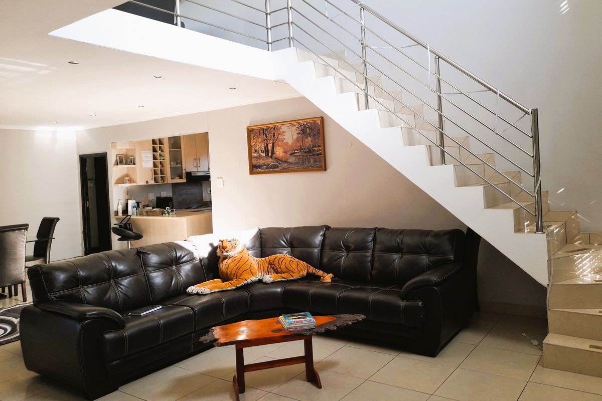 UNDER OFFER - Stylish Family Living with Elevated Entertainment Space | Kamma Heights - Photo 2