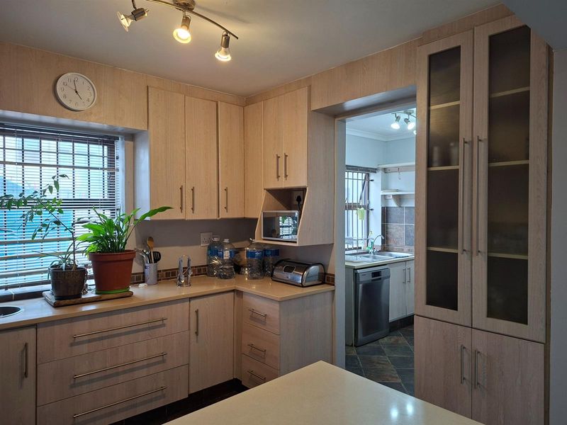 UNDER OFFER - Stylish Family Living with Elevated Entertainment Space | Kamma Heights - Photo 10