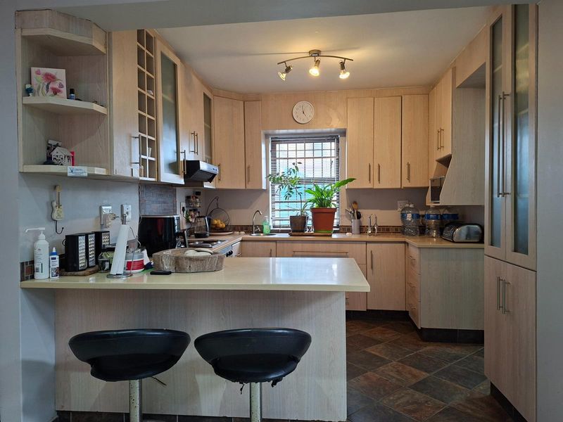 UNDER OFFER - Stylish Family Living with Elevated Entertainment Space | Kamma Heights - Photo 9