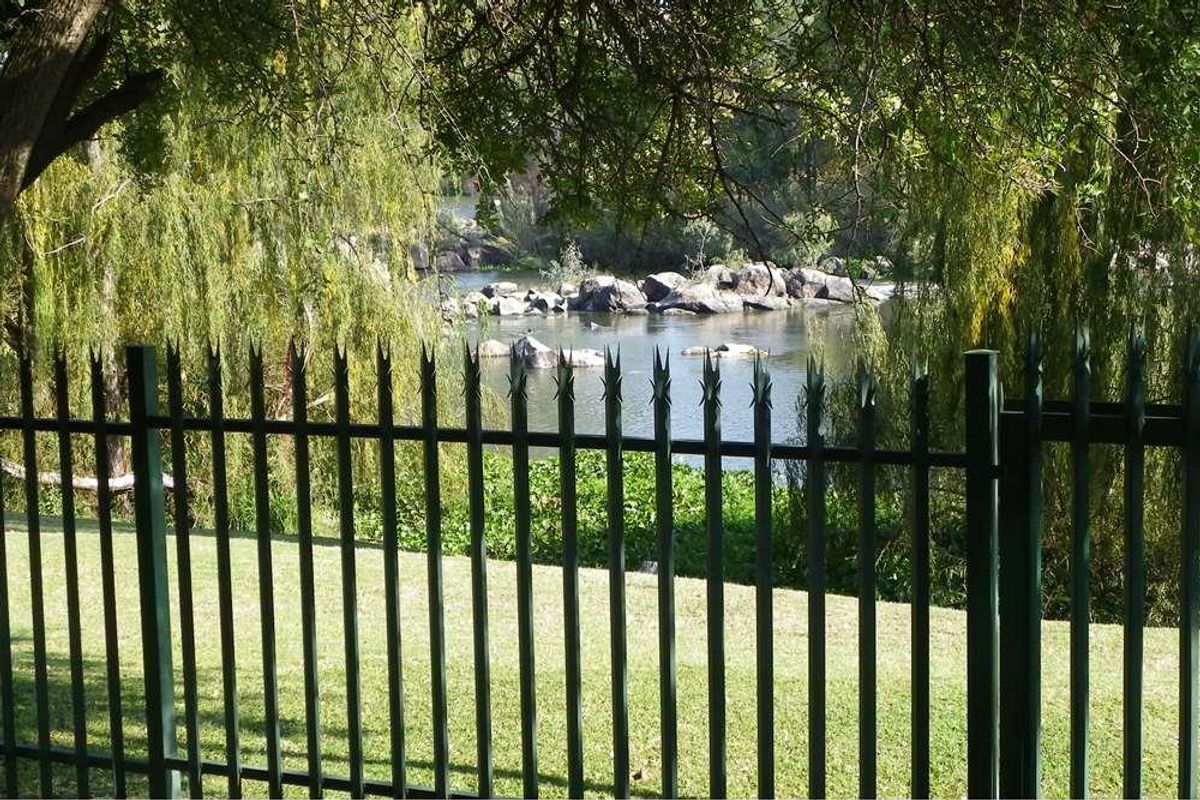 "Luxury 5-Bed Home in Parys with Price Drop!" - Photo 2