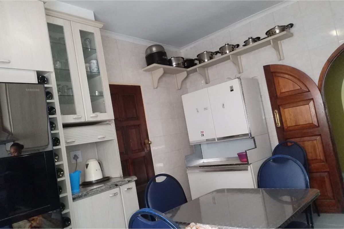 "Luxurious Modern Living in Mondeor Awaits You" - Photo 2