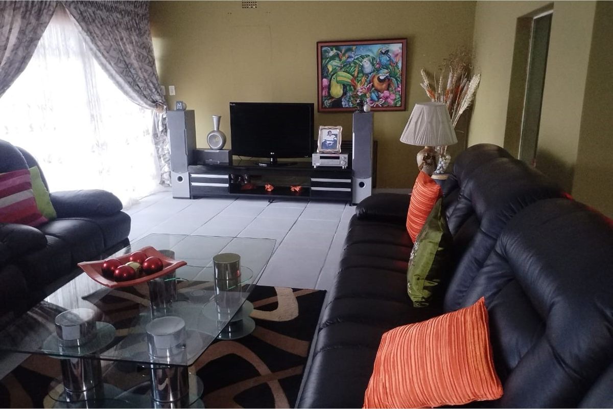 "Luxurious Modern Living in Mondeor Awaits You" - Photo 3