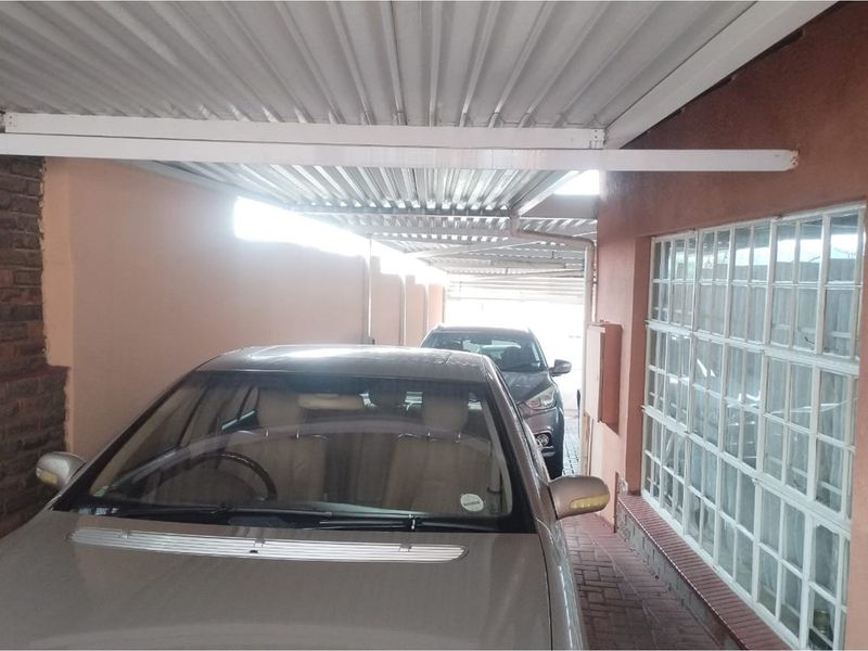 "Luxurious Modern Living in Mondeor Awaits You" - Photo 4