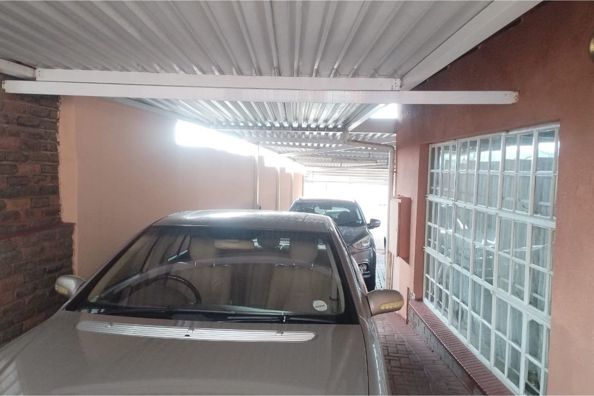 "Luxurious Modern Living in Mondeor Awaits You" - Photo 4