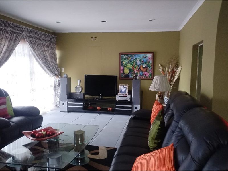 "Luxurious Modern Living in Mondeor Awaits You" - Photo 7